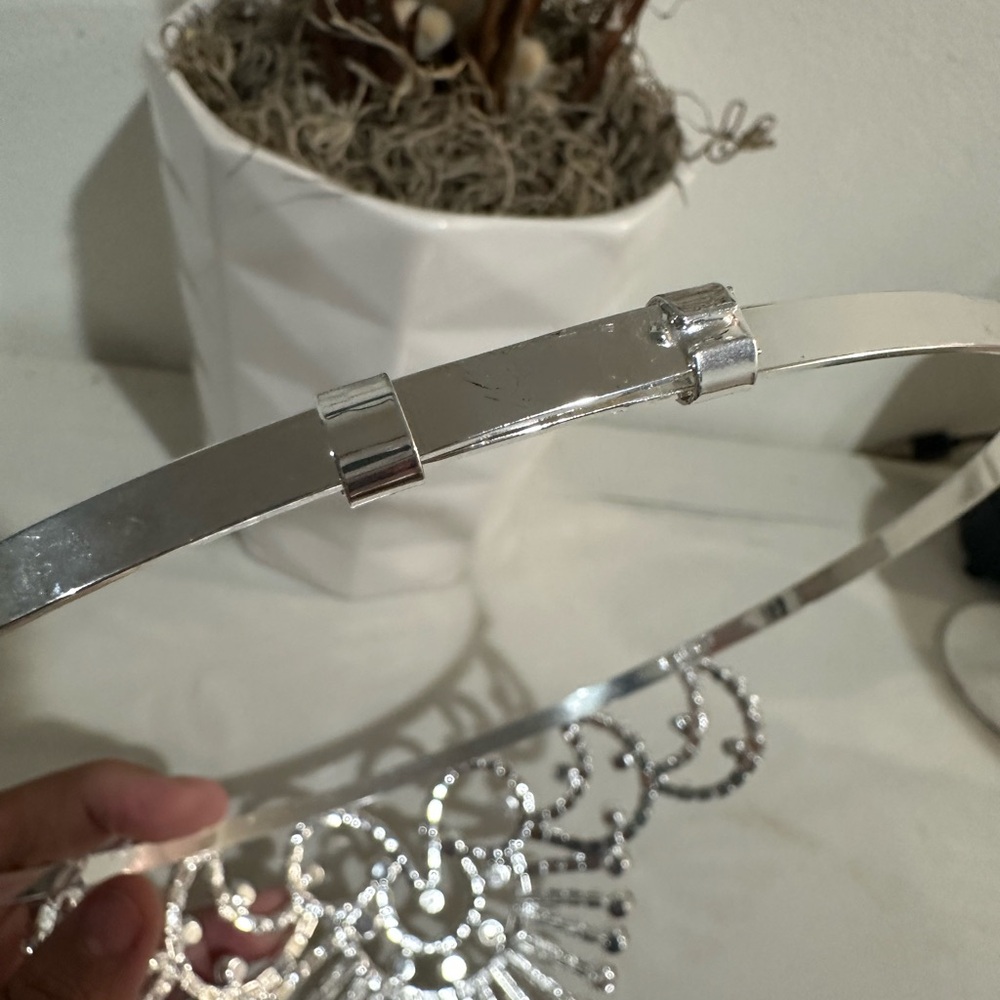 Silver tiaras for Halloween princess costumes - Picture 6 of 7